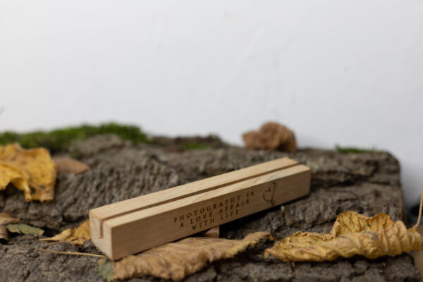 Foto- Kartenständer/ Bildhalter aus recyceltem Holz mit Lasergravur personalisierbar – Bild 3