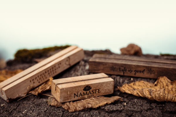 Foto- Kartenständer/ Bildhalter aus recyceltem Holz mit Lasergravur personalisierbar