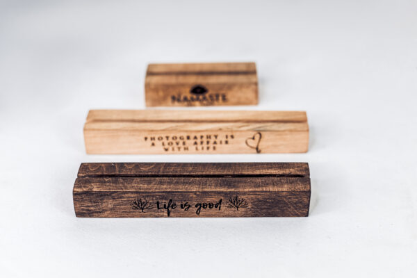 Foto- Kartenständer/ Bildhalter aus recyceltem Holz mit Lasergravur personalisierbar – Bild 4